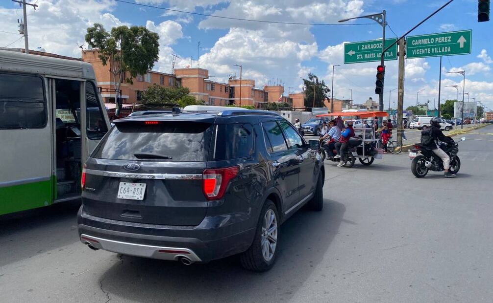 Los inconformes, de las colonias Las Águilas, Ampliación Las Águilas, Vicente Villada y Ampliación Vicente Villada, impidieron el paso de vehículos
Foto: Emilio Fernández.