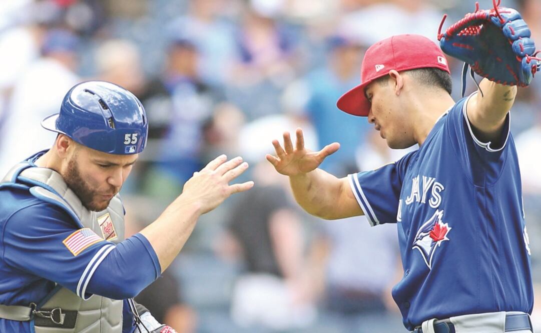 Osuna (der.) festeja con el catcher Russell Martin, luego del último out. (WENDELL CRUZ. USA TODAY SPORTS)