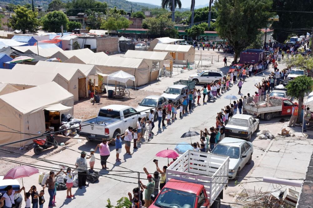 En punto de las 13:14 horas, los pobladores de Jojutla se tomaron de las manos y guardaron un minuto de silencio en memoria de las víctimas del terremoto. (FOTOS: TONY RIVERA. EL UNIVERSAL)