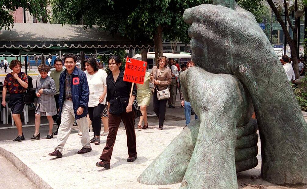 "Ayer lugar de desgracia, hoy sitio para resguardarse cuando tiembla", decían de la Plaza de la Solidaridad, minutos después del temblor de junio de 1999. Foto: Francisco Gómez/EL UNIVERSAL.
