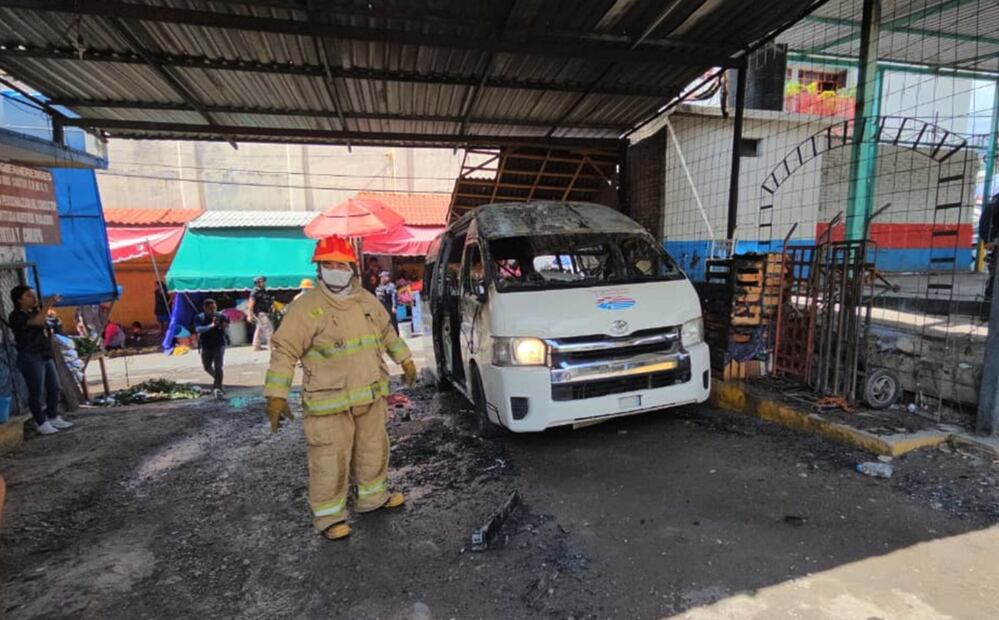 Una camioneta de pasajeros fue incendiada en una base de transporte en Chilpancingo, Guerrero, el lunes 29 de septiembre de 2025. Foto: Anwar Delgado/EL UNIVERSAL