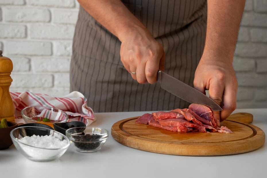 Los paquetes de “carne para deshebrar” facilitan la preparación de la tinga de res en casa. Foto: Freepik