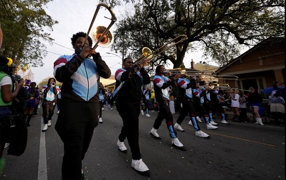 Nueva Orleans celebra el Mardi Gras con disfraces y festividades a pesar de amenazas de mal clima, el 4 de marzo de 2025. Foto: AP