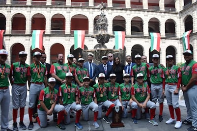 AMLO recibe a los campeones infantiles de la serie mundial 