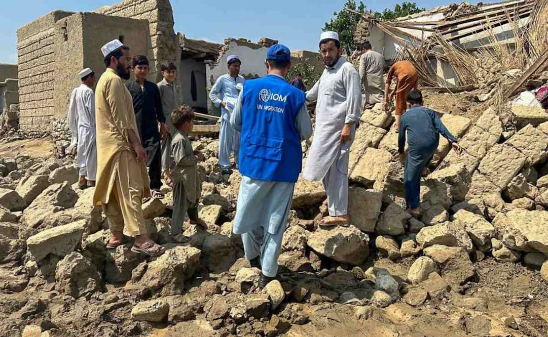 Al menos 600 personas han muerto y unas 2.000 han resultado heridas después de que un fuerte terremoto de magnitud 6,0 y varias réplicas sacudieran en la noche del domingo el este de Afganistán, informaron este lunes fuentes oficiales. El Servicio Geológico de Estados Unidos (USGS) situó el epicentro del sismo principal, de magnitud 6,0, a 27 kilómetros al este de la provincia de Nangarhar y a una profundidad de ocho kilómetros, lo que suele amplificar el poder de destrucción. Foto: EFE