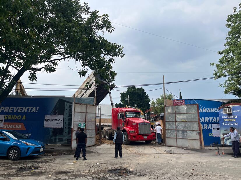 La alcaldesa de Iztacalco, Lourdes Paz, aseguró que la empresa constructora, cuya licencia para la obra se otorgó en junio de 2024, se hará responsable de cada afectación. (Foto: Rafael García/ EL UNIVERSAL)