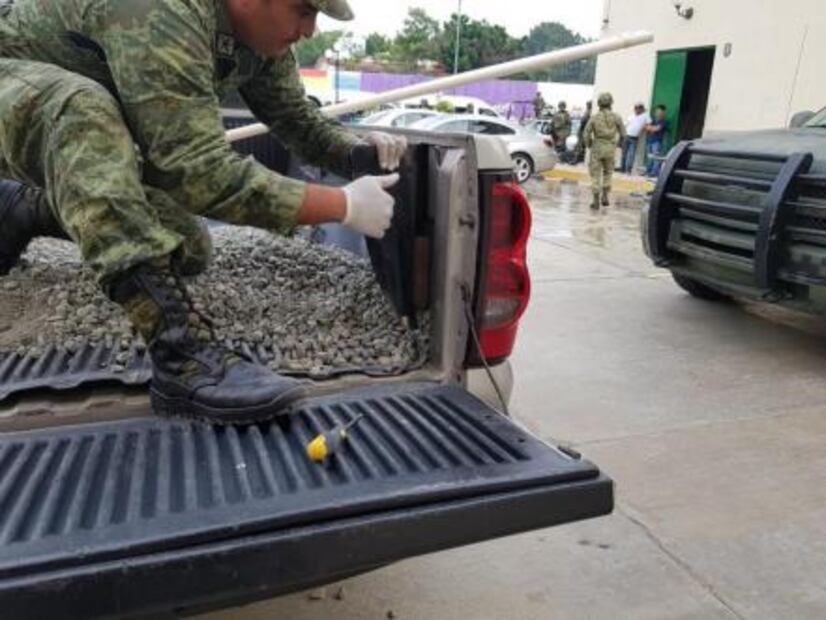 Con ayuda de perros, detectan cocaína oculta en una camioneta en Chiapas