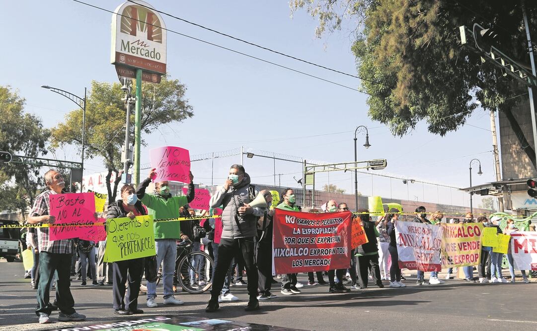 Comerciantes de Mixcalco bloquearon por dos horas la avenida Circunvalación y enfatizaron que el mercado “no se vende ni se expropia”. Foto: Carlos Mejia. EL UNIVERSAL