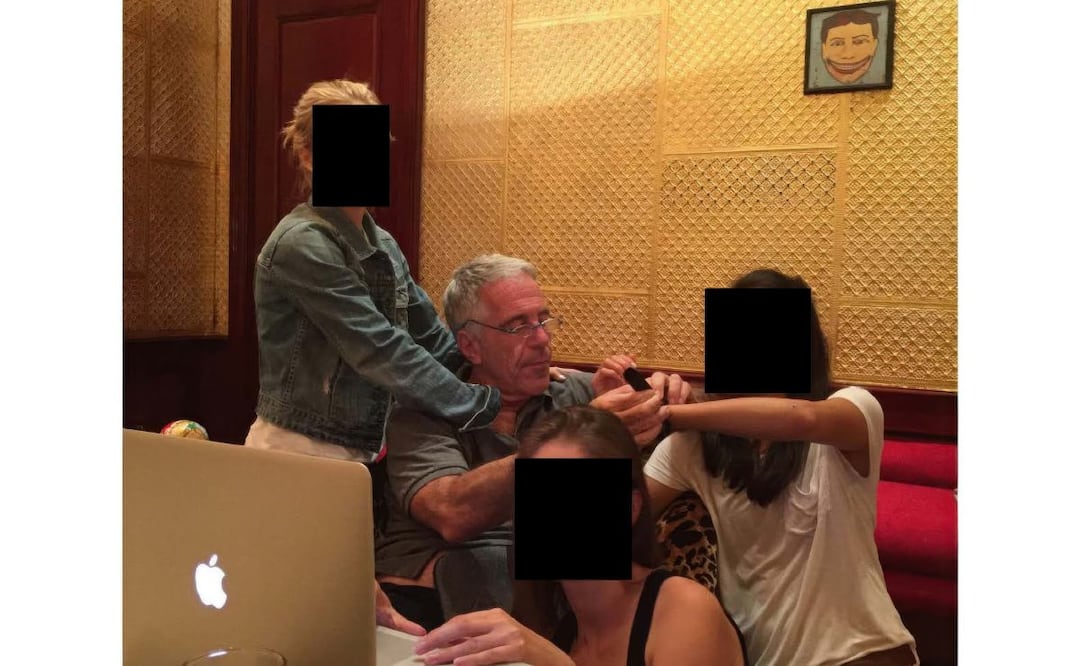 Legisladores demócratas del Congreso de Estados Unidos publicaron decenas de nuevas fotografías relacionadas con Jeffrey Epstein como parte de una estrategia para presionar al gobierno de Donald Trump a divulgar los documentos oficiales del caso. (18/12/25) Foto: AP