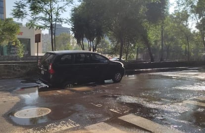 Camioneta cae a socavón formado por fuga de agua en Polanco VIDEO