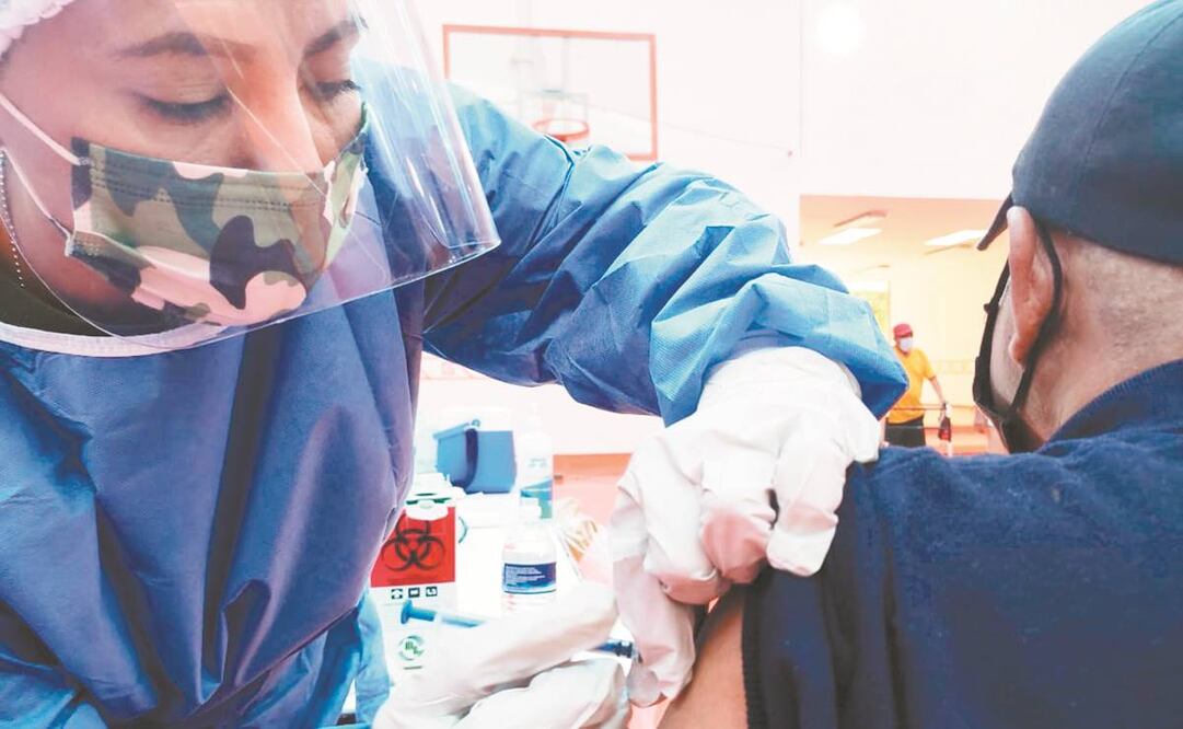 El 9 de abril, una brigada de salud instaló un puesto de vacunación en San Simón Zahuatlán, pero solamente se vacunaron 50 personas. Foto: Mario Arturo Martínez/ El Universal.