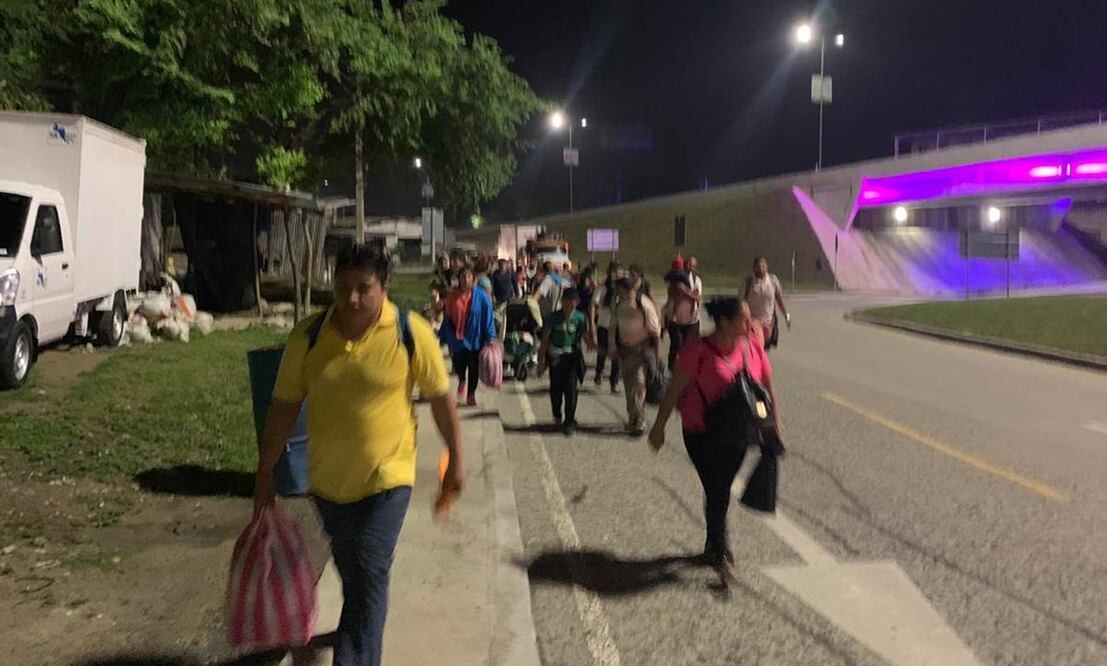 Migrantes irregulares hondureños salieron esta madrugada de San Pedro Sula, en el norte de Honduras, en una caravana a pie y sin visa hacia Guatemala, México y Estados Unidos. Foto: Iolany Pérez para EL UNIVERSAL