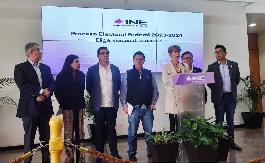 Beatriz Pagés junto a otros ciudadanos pidieron al INE evitar sobrerepresentación en el Congreso. Foto: Otilia Carvajal/EL UNIVERSAL