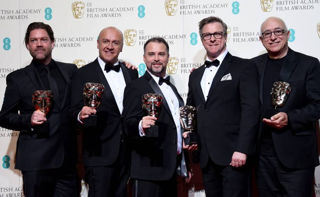 Hernández (segundo de izquierda a derecha) fue uno de los galardonados ayer por su trabajo en "El Renacido". (FOTO: EFE)