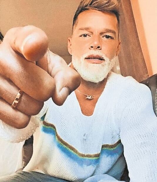 ¿Ricky Martin, eres tú?, el cantante sorprende con nuevo rostro