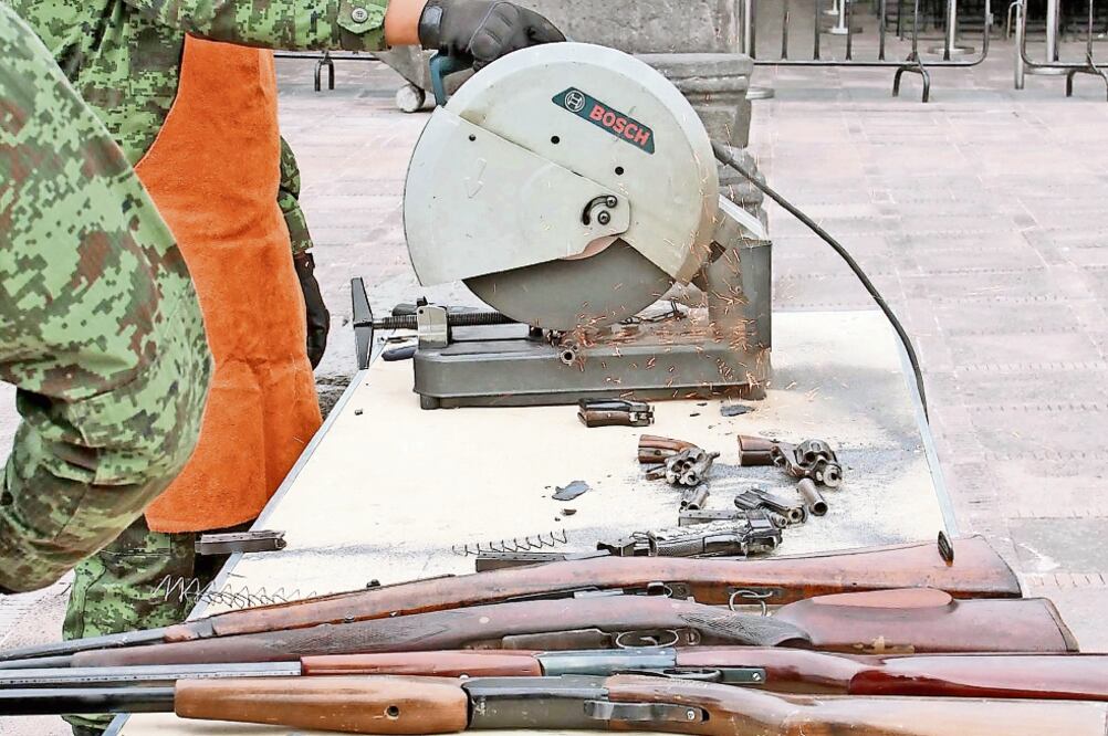 Destrucción de armas fue en el Zócalo capitalino (JUAN BOITES. EL UNIVERSAL)