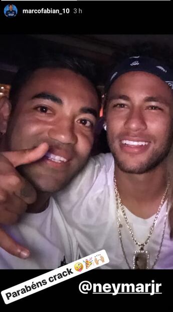 Marco Fabián presume foto en celebración de Neymar