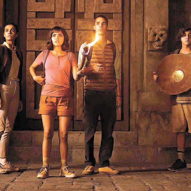 Dora contribuye a la educación geográfica al menos de tres formas. 