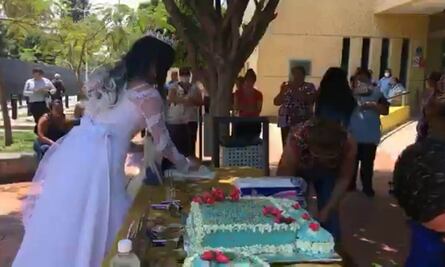 Por Covid-19, pareja pospone boda pero reparte banquete en Hospital General de Irapuato