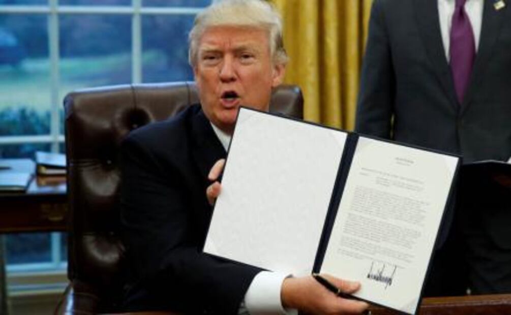 Trump firma orden ejecutiva para sacar a EU del TPP