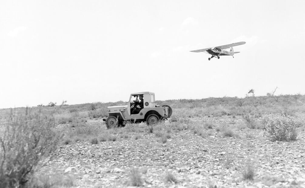 Avioneta y jeep de la Patrulla Fronteriza en sus revisiones de rutina para detener ilegales, años 50. Foto: U.S. Customs and Border Protection/ESPECIAL.