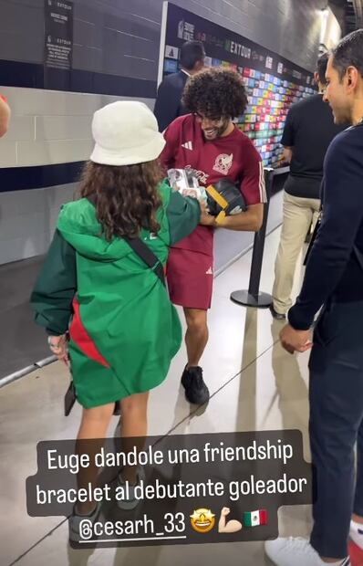 Eugenia Lozano compartiéndole un "friendship bracelet" al "Chino" Huerta - Foto: Historia en Instagram de @caty_serna