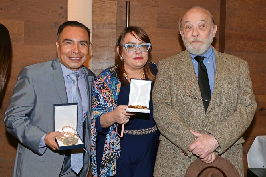 Carlos Arrieta; Julia Prieto, viuda de Alejandro Hope, y Guillermo Sheridan posan con los reconocimientos otorgados a colaboradores de EL UNIVERSAL. Foto: Carlos Mejía / El Universal