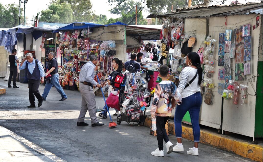 Puestos ambulantes afuera del CETRAM Indios Verdes siguen sin ser reordenados, el 20 de marzo de 2025. Foto: archivo Carlos Mejía/EL UNIVERSAL