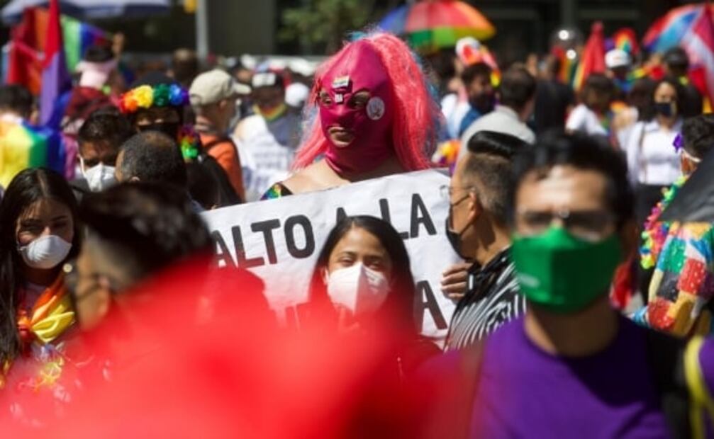 Crónica. Marchan por el orgullo con alegría, reclamos por injusticias... y también con cubrebocas