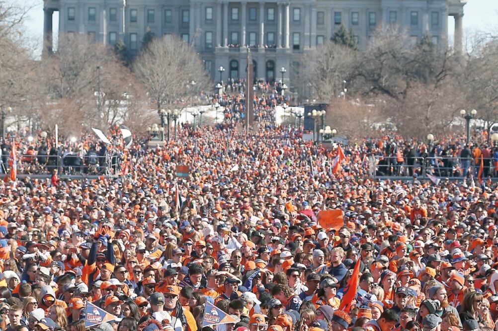 Más de un millón de aficionados abarrotaron las calles de Denver para presenciar el desfile de los Broncos (DAVID ZALUBOWSKI. AP)