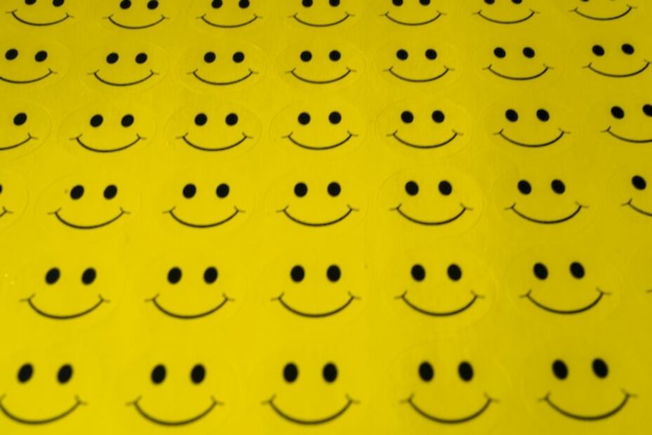 En el Yellow Day se promueve la felicidad con abrazos y risas. Foto: Unsplash