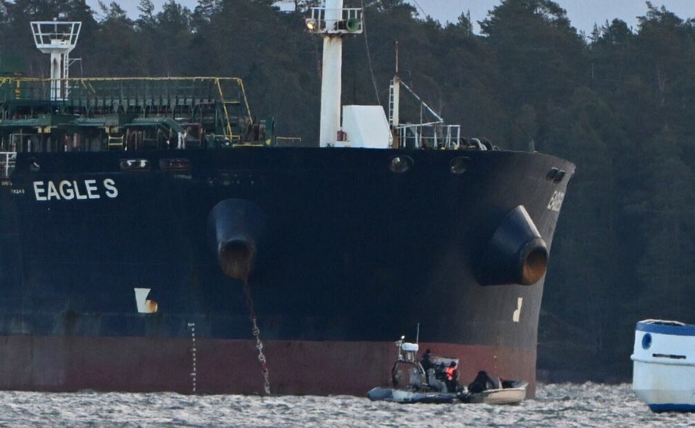 Las autoridades finlandesas sospechan que el navío cometió un acto de sabotaje el pasado 25 de diciembre al echar el ancla al mar y arrastrarla. Foto: AP