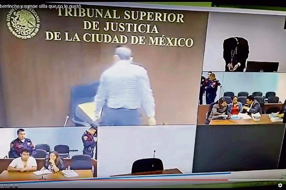 Las videocámaras de la sala captaron el momento en el que Rodríguez se dirigía hacia su lugar, al no gustarle la silla que le asignaron rompió el forro. (ESPECIAL)