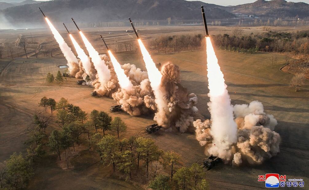 Las imágenes publicadas por la agencia estatal KCNA muestran hasta seis baterías de lo que parece ser el sistema de lanzacohetes múltiple de gran calibre (KCNA habla de proyectiles de 600 milímetros) denominado KN-25 disparando salvas. Foto: AFP