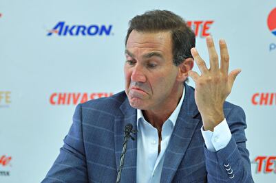 Chivas sufre para armar su equipo