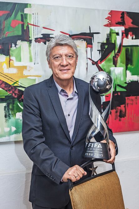 Jesús Ramírez muestra orgulloso el primer trofeo que México ganó en un Mundial de futbol (YADÍN XOLALPA. EL UNIVERSAL)