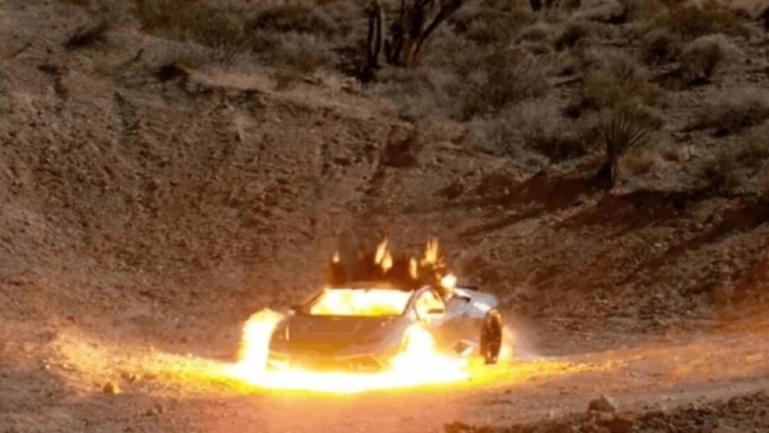 Explota su Lamborghini Huracán para vender NFTs de los restos