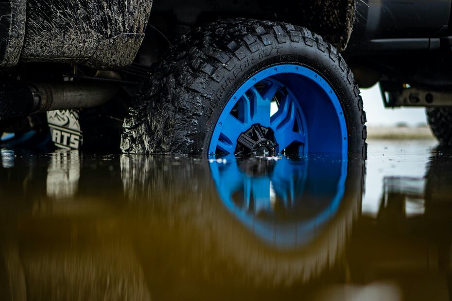 Es incluso más seguro manejr un auto eléctrico en la lluvia que uno convencional según los expertos. Foto: Pexels.