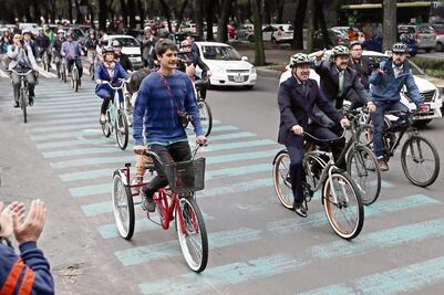 Cruzan en 2 ruedas el tráfico salvaje