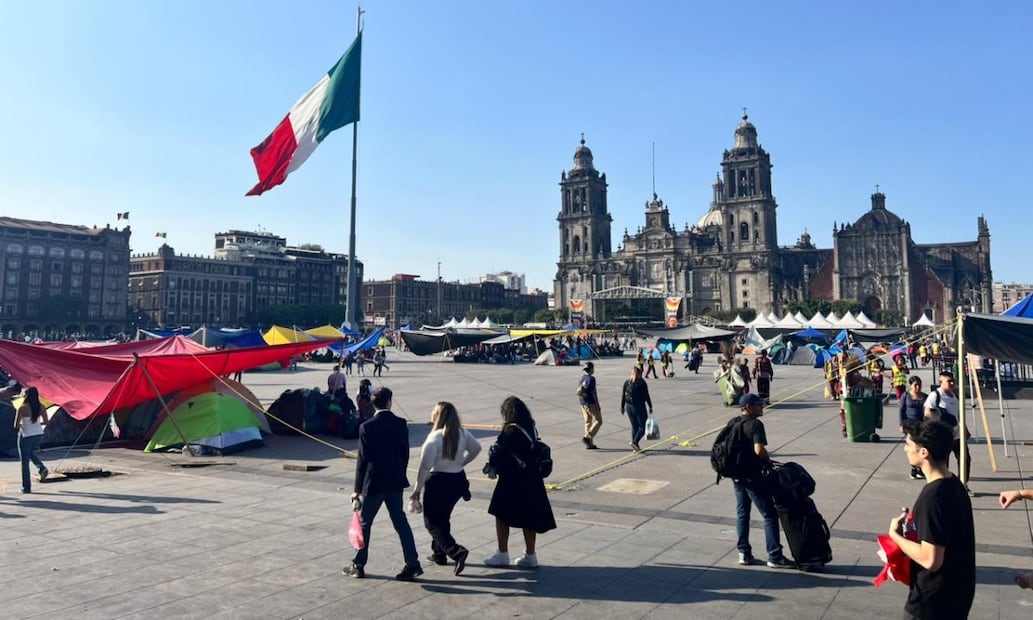 Tras concluir el paro de 72 horas, integrantes de la CNTE comenzaron a retirar sus pertenencias y abandonar el Zócalo capitalino. 20 de marzo de 2026, Ciudad de México. Osmar Alvarado/ EL UNIVERSAL.