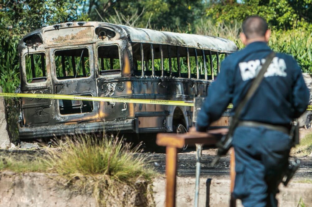 Según reportes, hombres armados a bordo de varias unidades quemaron el camión agrícola (RASHIDE FRÍAS.CUARTOSCURO)