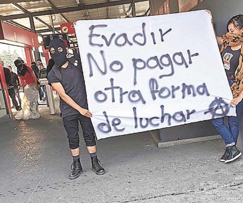 Jóvenes, sobre todo estudiantes, se pronunciaron en contra del aumento de dos pesos al pasaje en el Mexibús en algunas estaciones, y en general por el aumento en otros servicios de transporte público en 2020. Foto/ESPECIAL