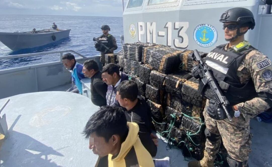 A bordo de la lancha narcotraficante se encontraban 6 tripulantes, 3 de ellos de nacionalidad ecuatoriana y 3 de nacionalidad mexicana. Foto: Twitter @nayibbukele