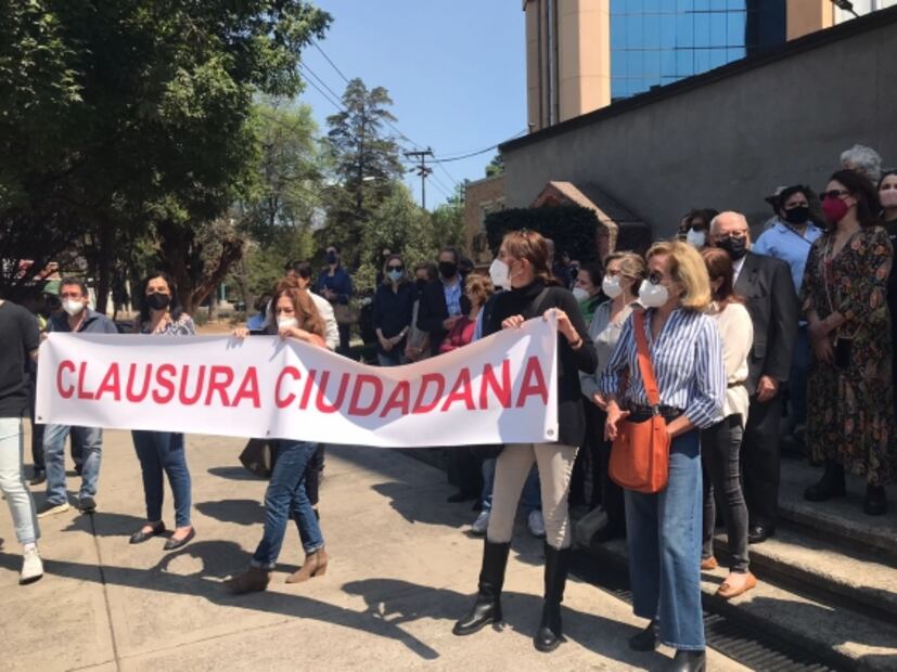 Vecinos de Lomas de Chapultepec clausuran de forma simbólica trabajos en Glorieta Prado sur 
