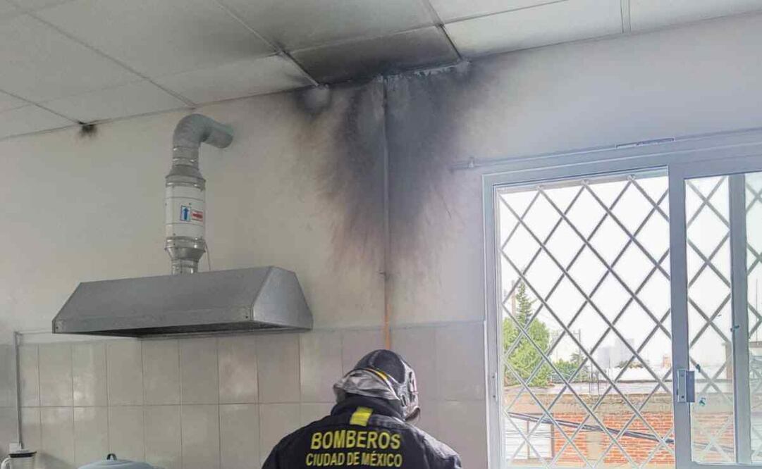 En una tarjeta informativa, la demarcación precisó que Protección Civil Tlalpan y Bomberos de la Ciudad de México atendieron el conato de incendio en el Cendi, así como la ruptura de tubería en las instalaciones. Foto: Especial