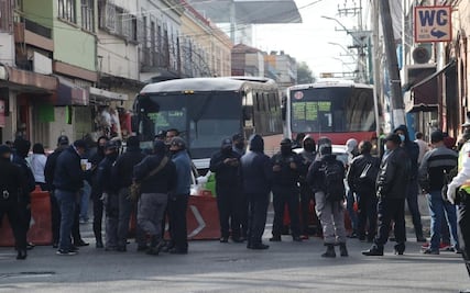 Lleva cinco horas bloqueo de principales accesos a Toluca; empleados municipales denuncian falta de pagos 