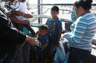 Historia. Familias mexicanas huyen de violencia y piden asilo a EU