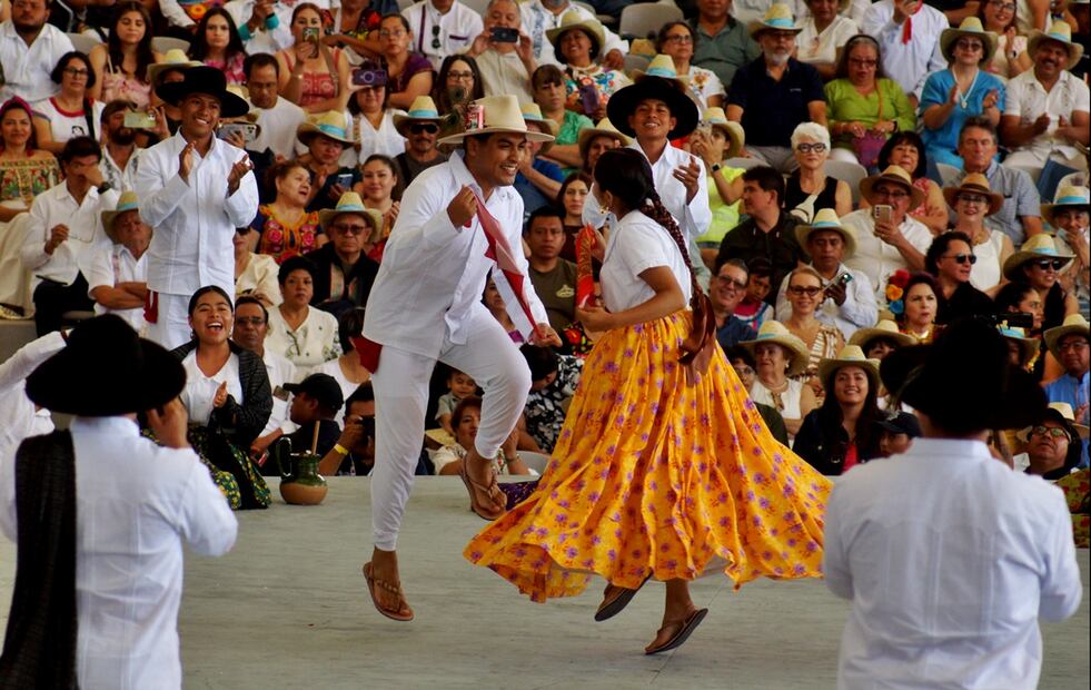 Danzantes bailan durante el inicio de las celebraciones de la Guelaguetza en Oaxaca, el lunes 21 de julio de 2025. Foto: Edwin Hernández/EL UNIVERSAL