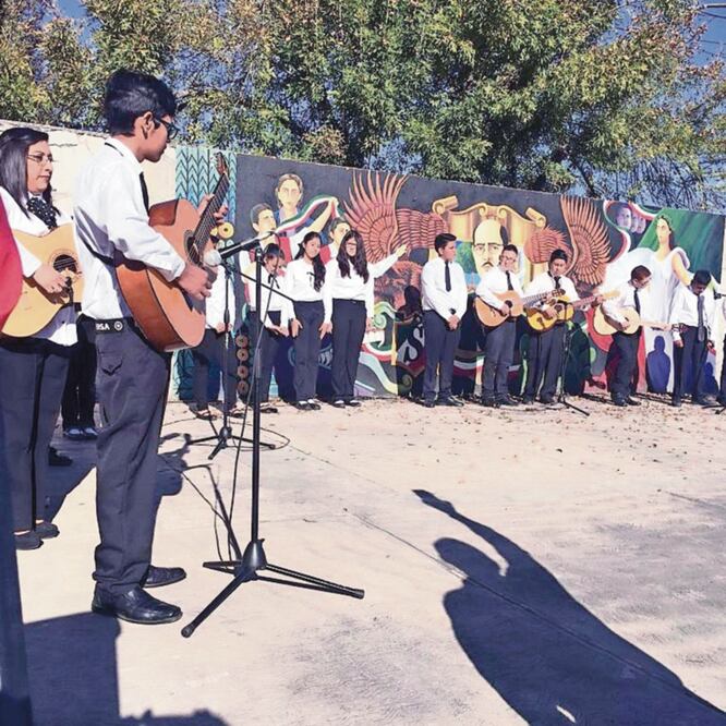En el patio de la Escuela Secundaria General Número 1, Nazario S. Ortiz Garza se reunieron alumnos, egresados, maestros y autoridades, quienes festejaron con música. HILDA FERNÁNDEZ. EL UNIVERSAL
