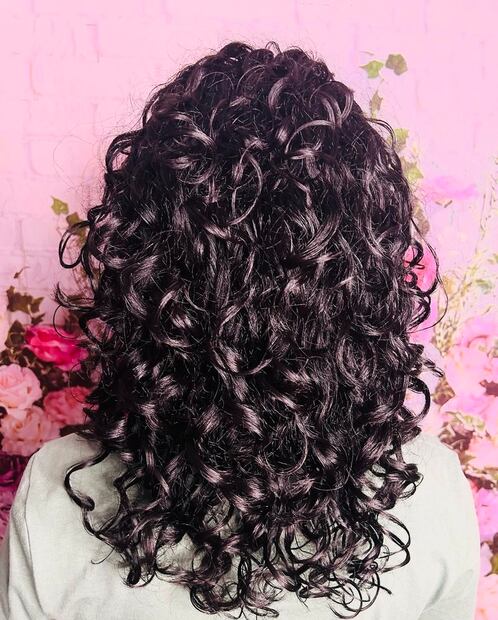 Corte cabello en capas largas. Foto: Instagram @beecurlybeefree